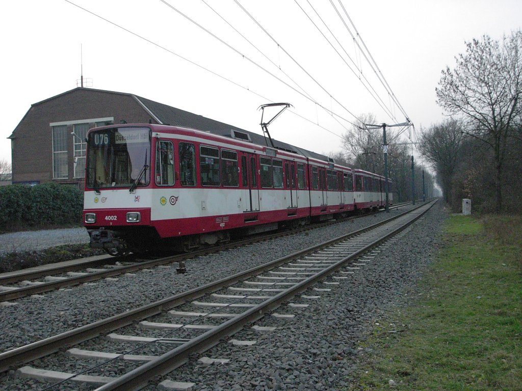 Eine Doppeltraktion aus Stadtbahnwagen B der Rheinbahn nhert sich am 12.02.2004 von Krefeld her Dsseldorf-Lrick.