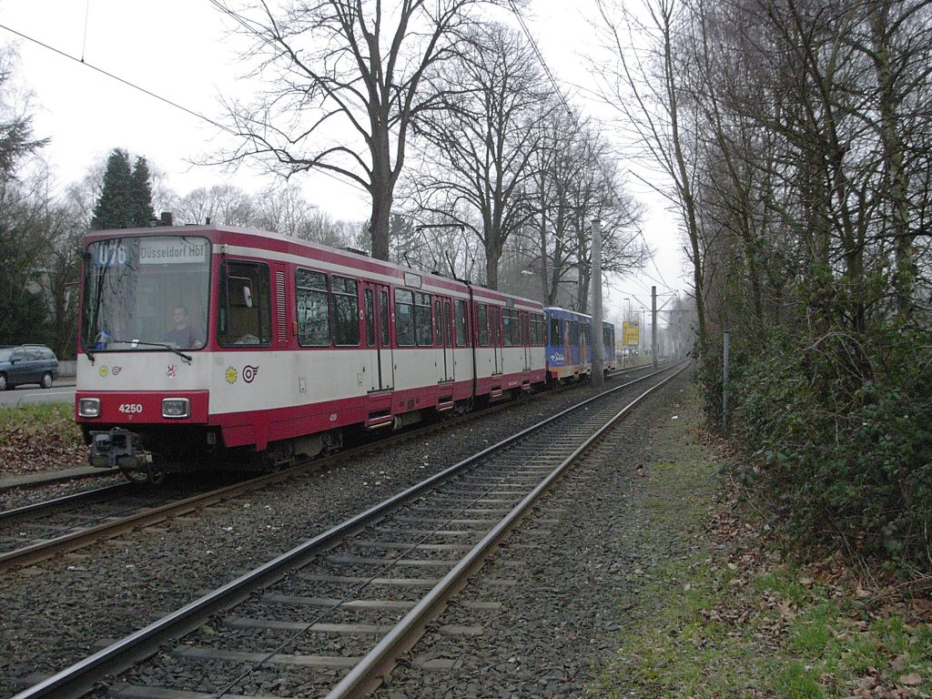 Eine Doppeltraktion aus Stadtbahnwagen B der Rheinbahn ist am 13.02.2004 in Meerbusch auf dem Weg nach Dsseldorf.
