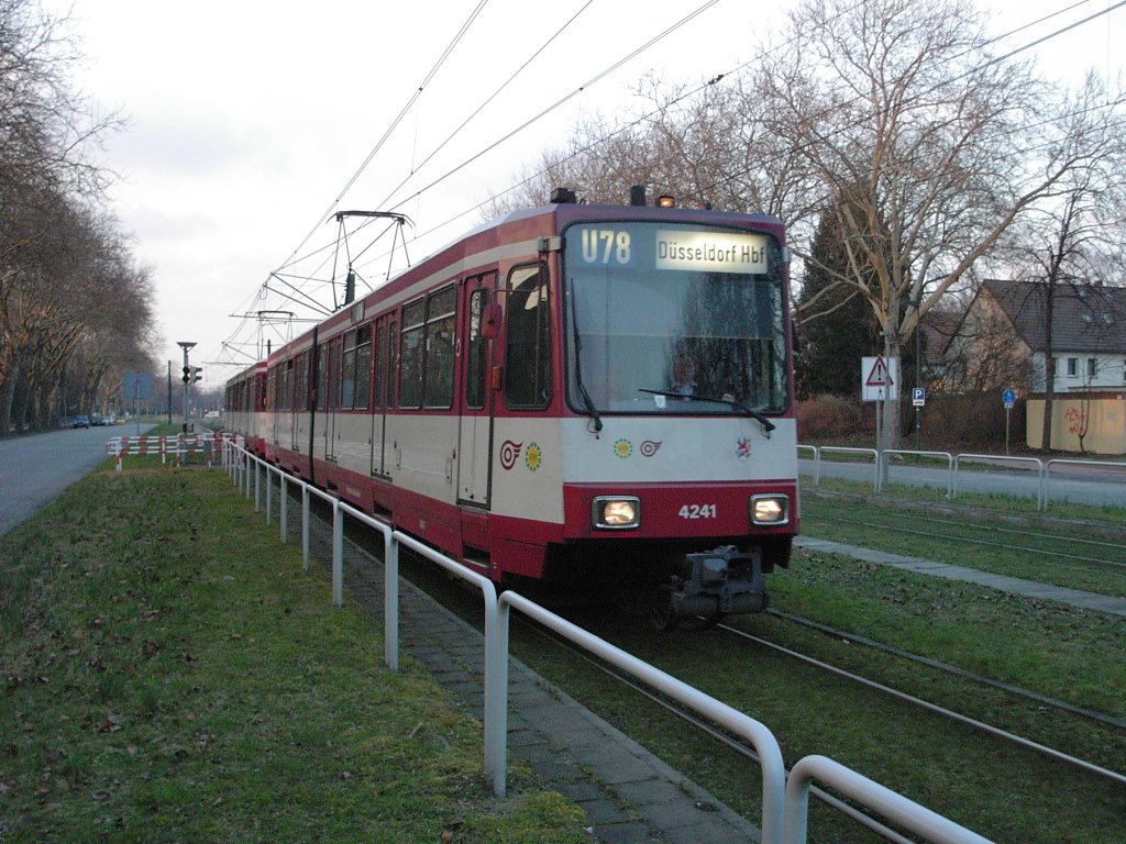 Eine Doppeltraktion aus Stadtbahnwagen B der Rheinbahn ist am 08.03.2004 auf der Kaiserswerther Strae in Dsseldorf unterwegs.