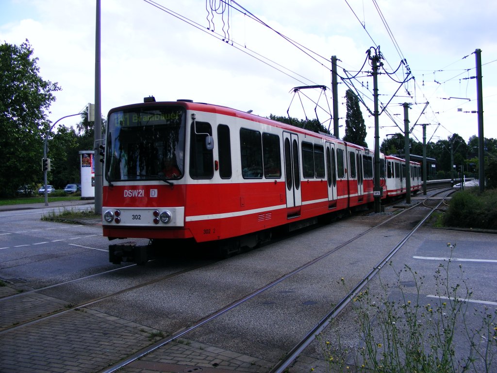Eine Doppeltraktion aus Stadtbahnwagen B der Dortmunder Stadtwerke hat am 19.07.2008 auf dem Weg nach Lnen-Brambauer gerade die Haltestelle  Fredenbaum  in Dortmund verlassen.