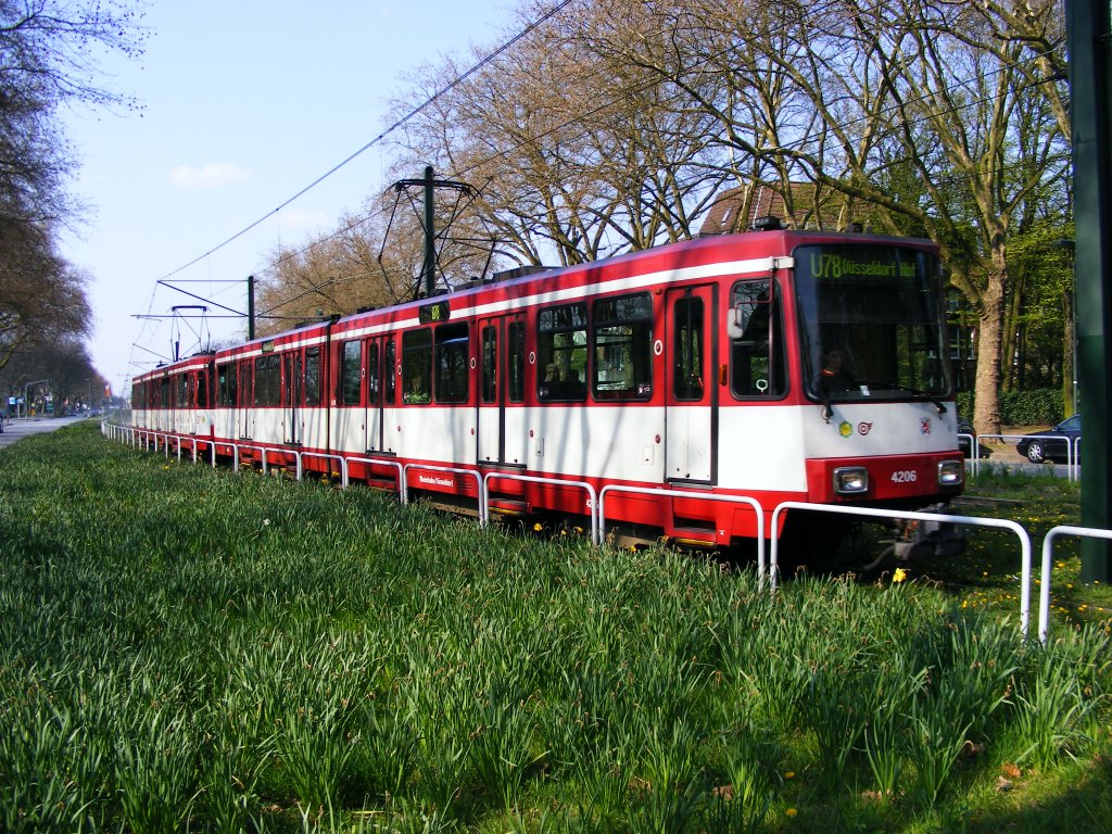 Eine Doppeltraktion aus Stadtbahnwagen B der Rheinbahn ist am 17.04.2008 in Dsseldorf-Golzheim unterwegs.