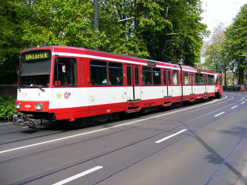 eine Doppeltraktion aus Stadtbahnwagen B der Rheinbahn ist am 28.04.2008 am Schlo Benrath in Dsseldorf unterwegs.