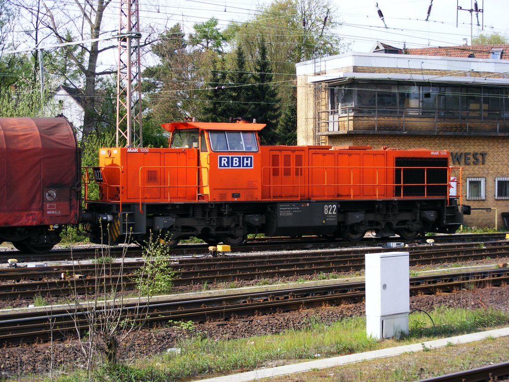 Eine MaK 1206 der RBH (ehemals RAG) ist am 25.04.2008 im Bahnhof Gladbeck-West unterwegs.