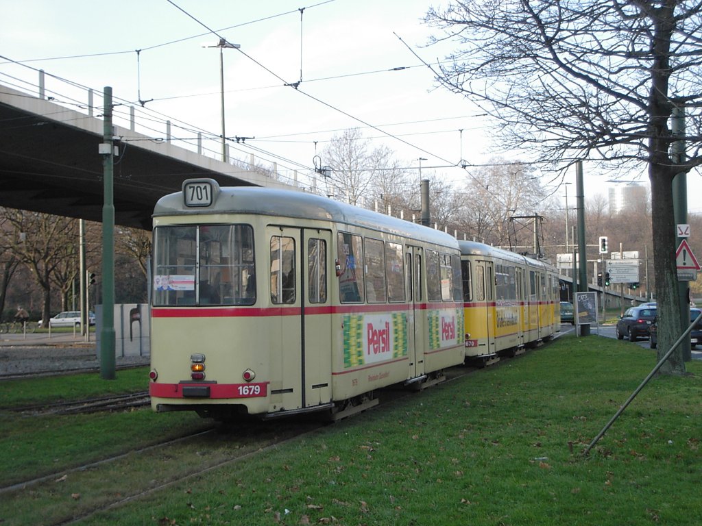 Heckansicht eines DWAG-GT8 mit Groraumwagen der Rheinbahn, der am 02.01.2004 am Jan-Wellem-Platz in Dsseldorf unterwegs ist.