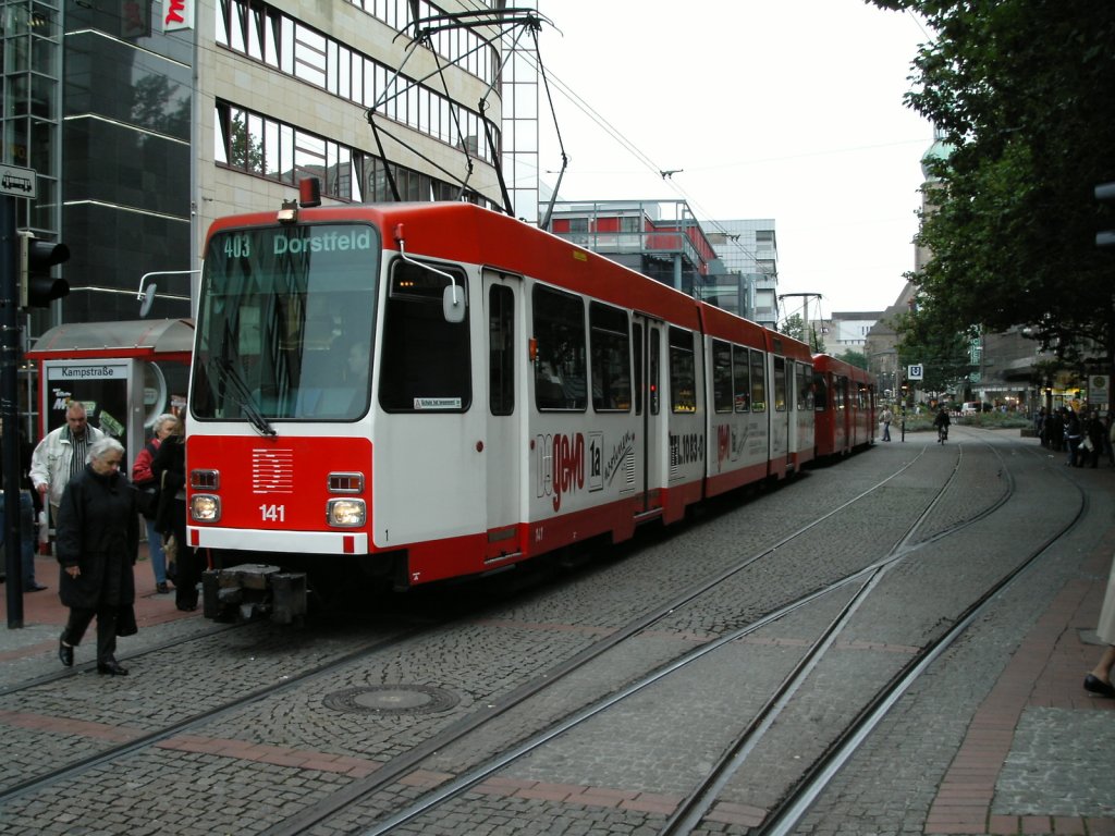 Zwei DWAG-N8 der Dortmunder Stadtwerke stehen am 28.09.2004 an der Haltestelle  Kampstrae .