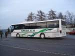 Ein Reisebus von Steglich fhrt in Seiffen auf den Busparkplatz