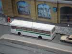leider unscharfer 'Dresdner Bank Bus' auf einer Modellbahnanlage