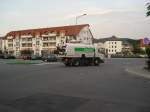 Eine Nehlsen Kehrmaschiene fhrt gerade vom Aldi-PArkplatz in Freital.