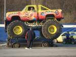 Ein Monstertruck macht gerade ein altes Auto platt  Monstertruckshow, Freital
