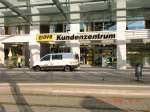 Ein DVB Dispatcher steht am Kundenzentrum der DVB
Dresden - Postplatz, 28.12.09