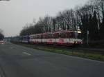 Eine Doppeltraktion aus Stadtbahnwagen B der Rheinbahn ist am 12.02.2004 in Dsseldorf-Lrick auf dem Weg zur Innenstadt.
