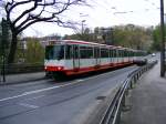 Eine Doppeltraktion aus Stadtbahnwagen B der ersten Generation ist am 22.04.2008 am sdlichen Ende der Brcke zur Margarethenhhe in Essen unterwegs.
