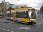Ein Niederflurzug der MVG ist am 09.02.2004 auf dem Kaiserplatz in Mlheim (Ruhr) unterwegs.