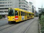 Ein DWAG-N8 der Dortmunder Stadtwerke hat am 28.09.2004 gerade in westlicher Richtung die Haltestelle  Kampstrae  verlassen.