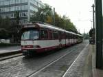 Eine Doppeltraktion aus GT8SU der Rheinbahn ist am 30.09.2004 am Hauptbahnhof in Neuss unterwegs.