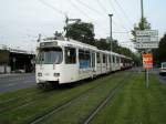 Eine Doppeltraktion aus GT8SU der Rheinbahn ist am 30.09.2004 am Hauptbahnhof in Neuss unterwegs.