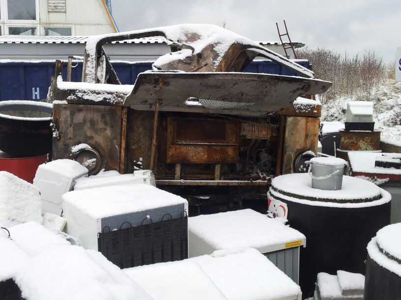 Die �berreste eines MAN SD 202. Es war der Golfplatzbus von Sassnitz. Jetzt ist er in einer Schrottannahme in Sassnitz nachdem er niedergebrannt ist.