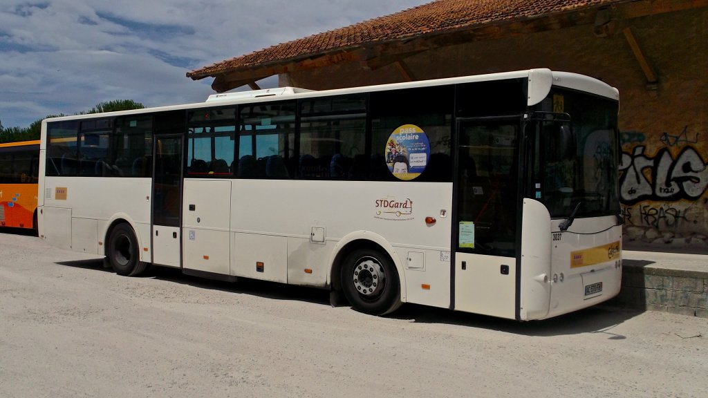 Dieser Bus von STD Gard war am 29. Juni 2013 auf einem Busparkplatz in Aigues-Mortes in der Camargue in S�dfrankreich abgestellt.
