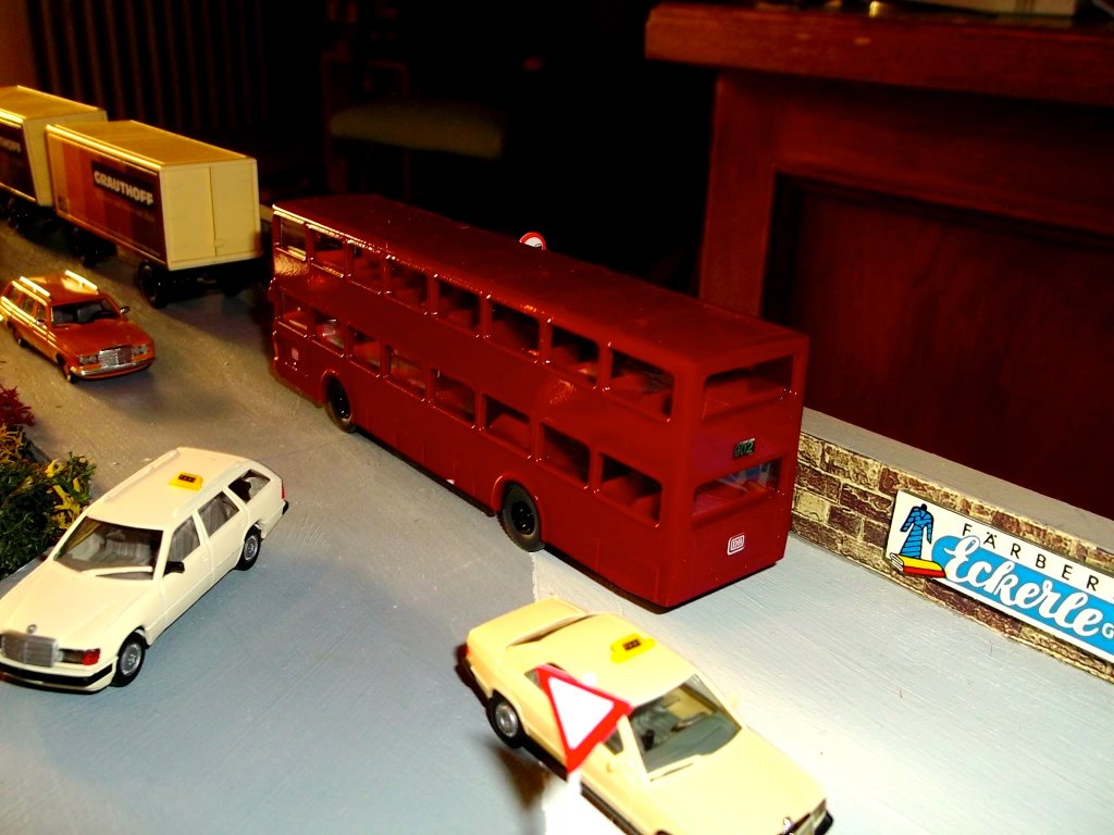 Dieser MAN SD 202 wurde von mir selbst als Bahnbus umlackiert. Er tr�gt die Farbgebung  purpurrot  und wurde mit den alten DB-Logos versehen. Er geh�rt ebenfalls zur DB-Regiobus-Tochter  Eistal-Bus .