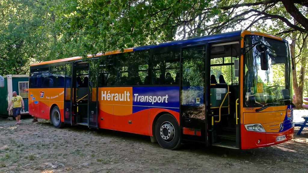 Dieser Mercedes-Benz Intouro war am 30. Juni 2013 auf einem Parklplatz des Kanufahrt-Veranstalters  Cano� Montana  in den C�vennen in S�dfrankreich abgestellt und wartete auf die R�ckkehr einer Sch�lergruppe.