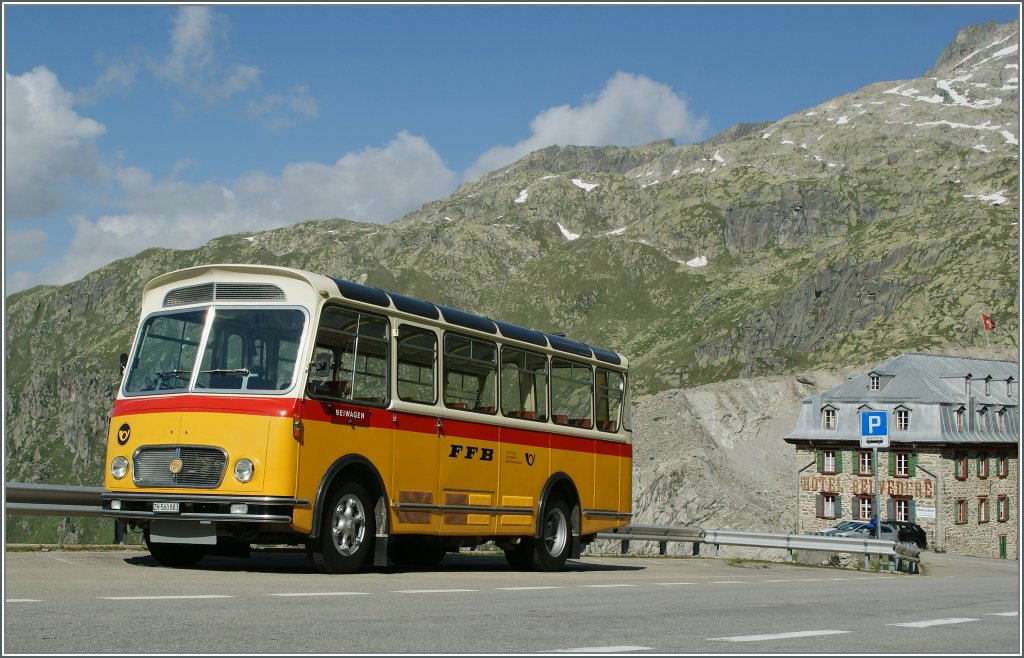 Ein Postauto- Oldie  auf der Furkapass Strasse beim Rohnegletscher. 
5. Aug. 2013
