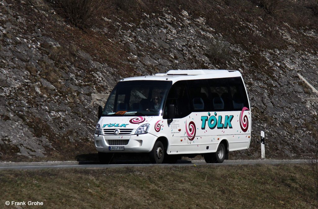 Kleinbus Kindertransport von T�lk-Reisen GmbH Kirchensittenbach, fotografiert im Pegnitztal bei Lungsdorf am 29.03.2011