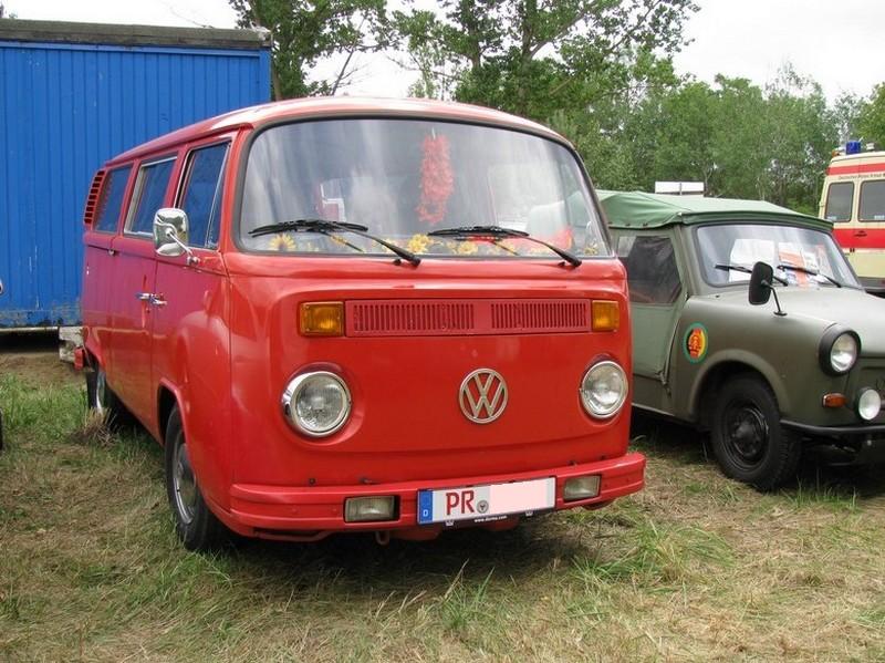Kleinbus VW T 2 aus dem Landkreis Prignitz (PR) fotografiert beim 11. Perleberger Oldtimer- und Milit�rfahrzeugtreffen, Flugplatz Perleberg [12.07.2009]

