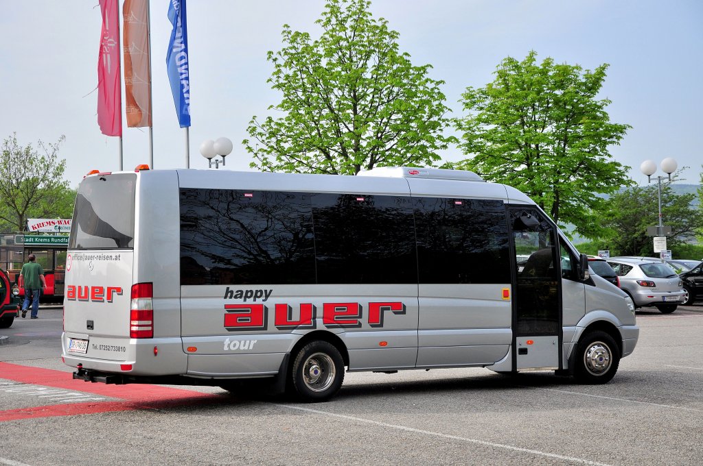 MERCEDES BENZ Kleinbus von AUER Reisen aus �sterreich am 27.4.2013 in Krems an der Donau gesehen.
