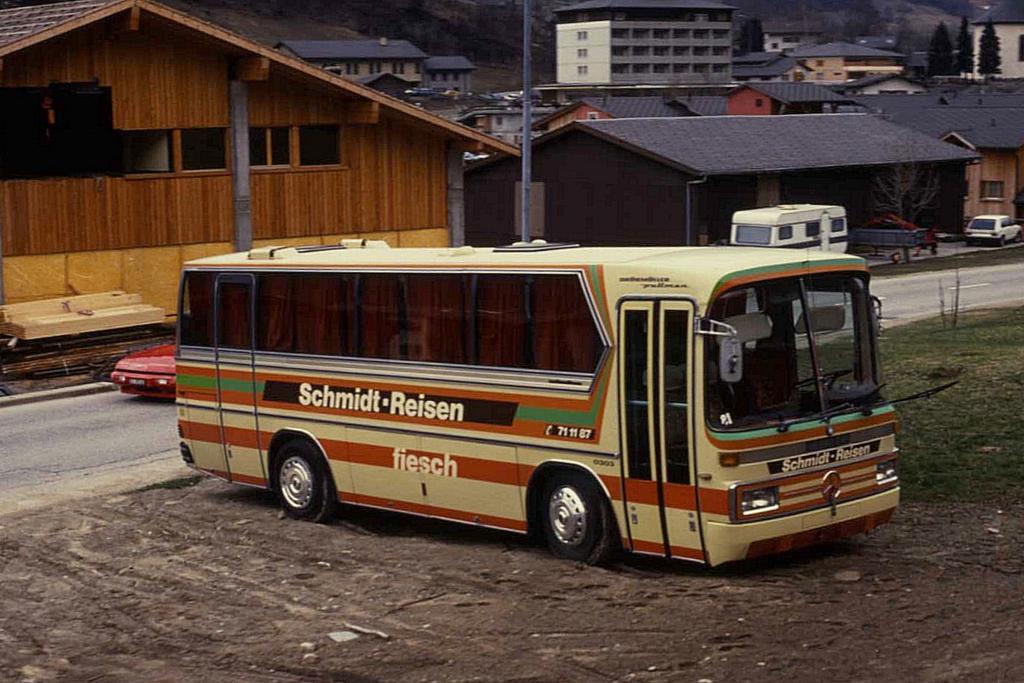 Mercedes der Fa. Schmidt Reisen Fiesch.
Aufgenommen am 26.3.1990 in Fiesch (Schweiz)