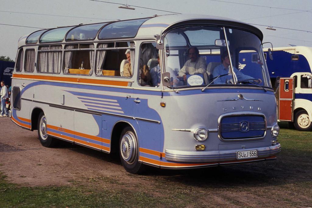 Mit diesem alten Setra Reisebus nahm sein Besitzer am 15.6.1990 an einem
gro�en Oldtimertreffen in Castrop - Rauxel teil.
