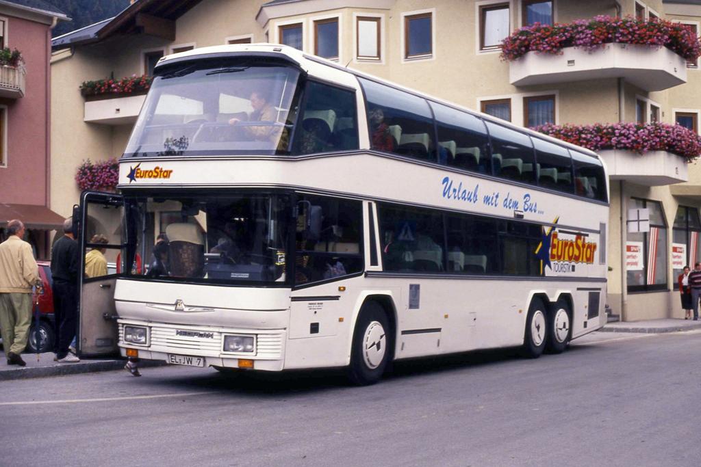 Neoplan Doppelstock Bus des Reiseunternehmens Eurostar.
Hier aufgenommen am 3.10.1992 in F�gen / Zillertal / �sterreich.