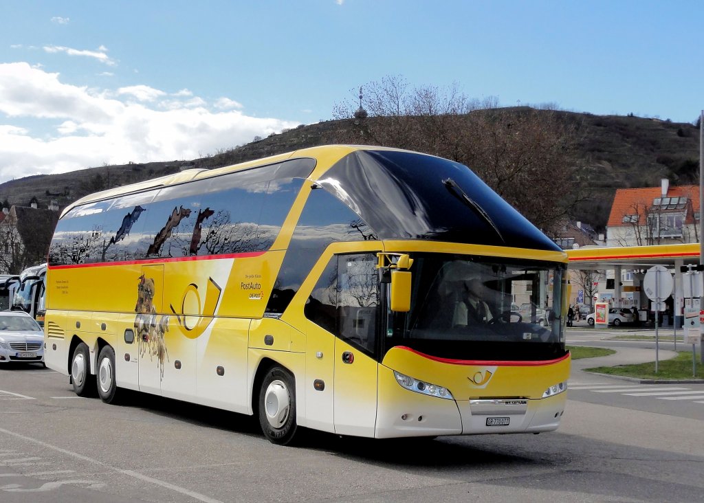 NEOPLAN STARLINER von der Schweizer Post am 13.4.2013 in Krems an der Donau.