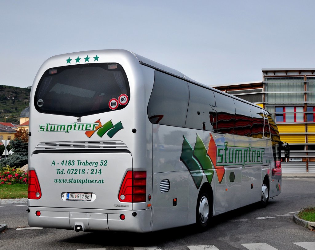 NEOPLAN STARLINER von STUMPTNER Reisen aus Ober�sterreich,Krems,29.9.2012.