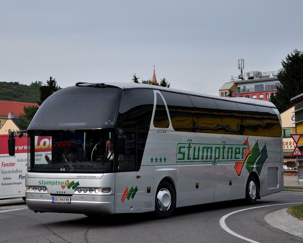 NEOPLAN STARLINER von STUMPTNER Reisen aus Ober�sterreich,Krems,29.9.2012.
