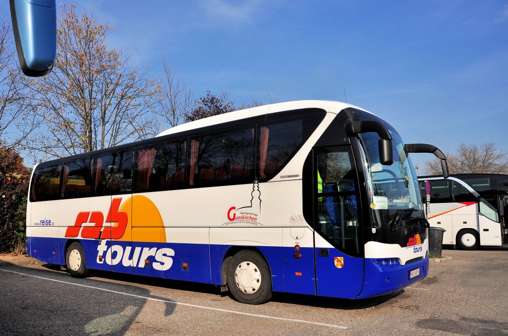 NEOPLAN TOURLINER von SAB-tours aus �sterreich.Krems,Oktober 2012.