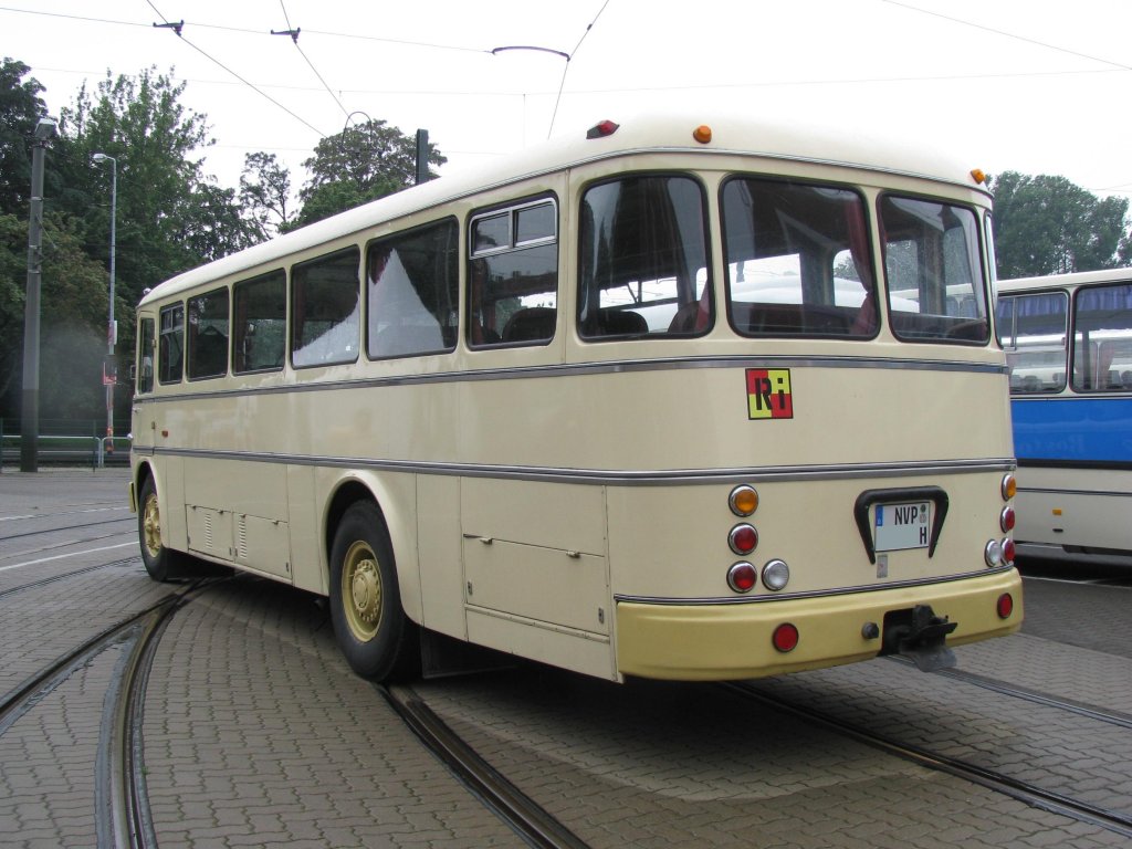 Omnibus Ikarus 630 des ehem. Kraftverkehrs  OstseeTrans , dem Kraftverkehrbetrieb des Ostsee-Bezirks Rostock, hier speziell des Kreis Ribnitz-Damgarten, jetzt Landkreis Nordvorpommern (NVP) anl��lich 130 Jahre Strba in Rostock [27.08.2011]

