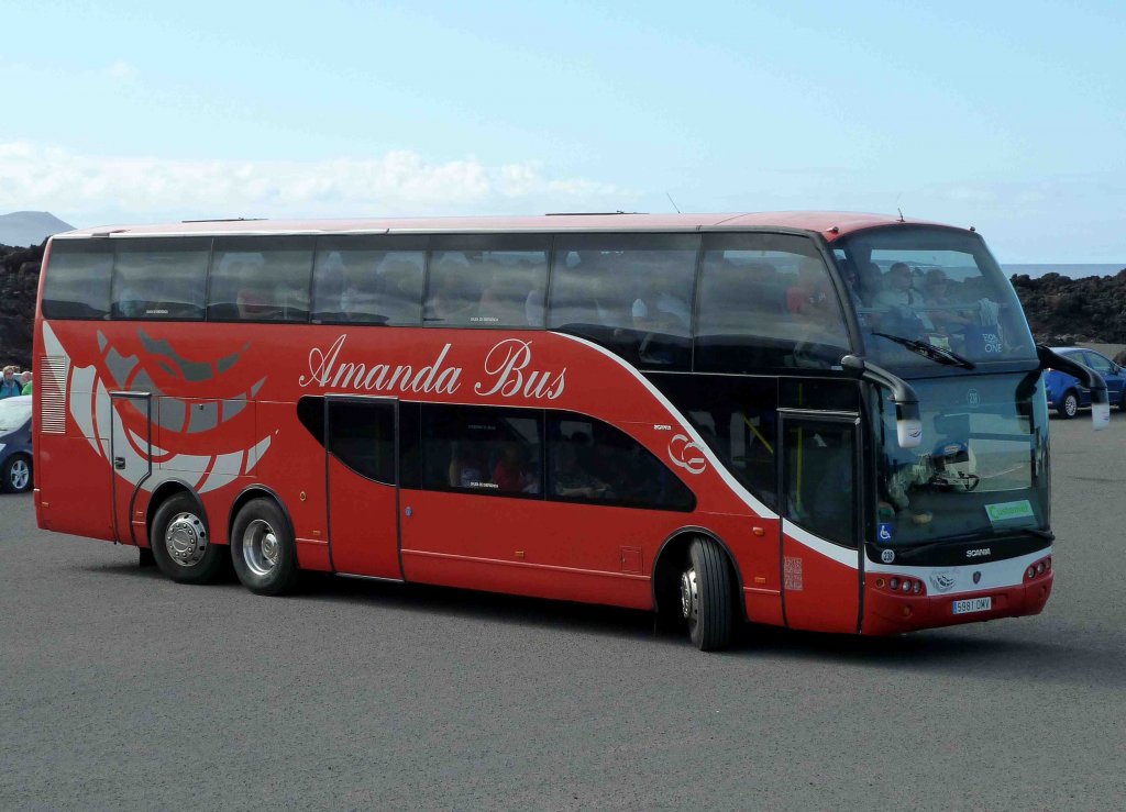 Scania von  Amanda Bus  steht auf einem Parkplatz auf Lanzarote, Januar 2013