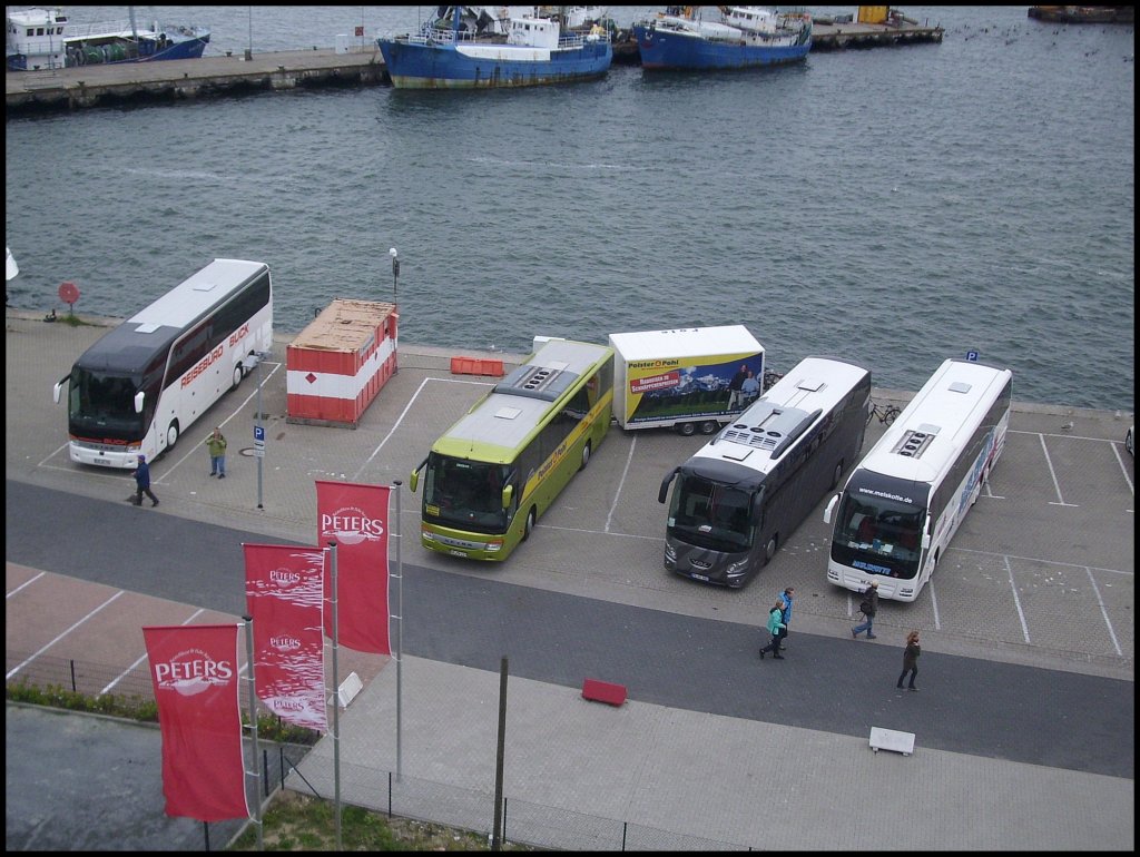 Setra 415 HDH vom Reiseb�ro Buck aus Deutschland und Setra 415 GT-HD von Wricke-Touristik aus Deutschland und VDL Futura aus Deutschland und MAN Lion's Coach von Melskotte aus Deutschland im Stadthafen Sassnitz. Dank dem H�ngerzug stehen  die drei schief in der Parkl�cke.