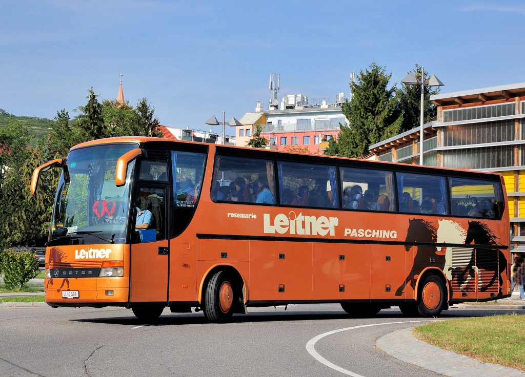 SETRA S315 HDH von LEITNER Reisen aus Ober�sterreich f�hrt am 23.9.2012 durch Krems an der Donau.