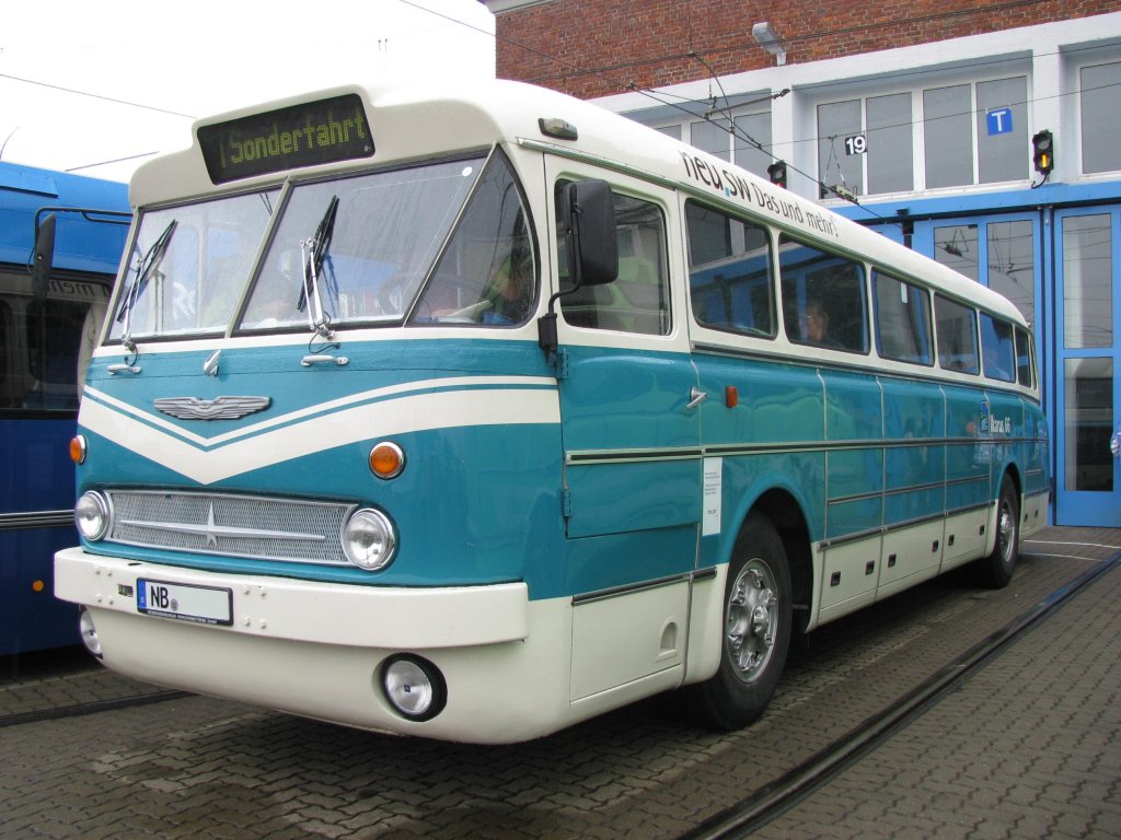 Stadtlinienbus Ikarus 66 aus Neubrandenburg (NB) anl��lich 130 Jahre Strba in Rostock [27.08.2011]
