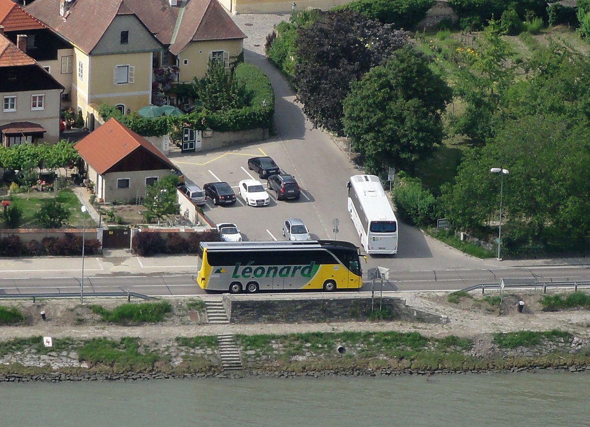 7.7.2013,vom gegen�berliegenden Donauufer bei Krems / von der Ferdinandswarte diesen SETRA 416 GT-HD von LEONARD / Belgien fotografiert(300mm).