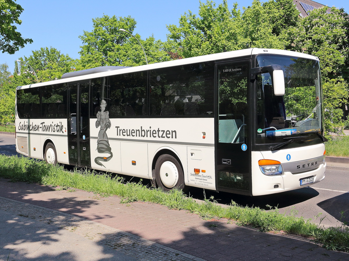 Am 29. April 2018 steht am U Bahnhof Berlin Rudow der Setra S 415 UL business PM-G 2016 der Sabinchen Touristik Edeltraud Glowe aus Treuenbritzen f�r Shuttle Fahrten zur ILA 2018 bereit.
