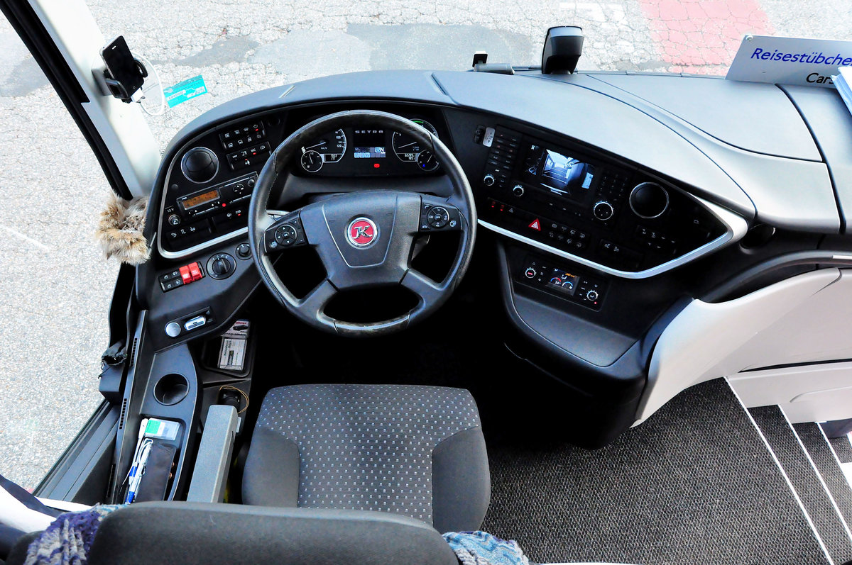 Cockpit im Luxus-Setra 516 HDH vom Reisedienst B�LCK aus der BRD in Krems gesehen.