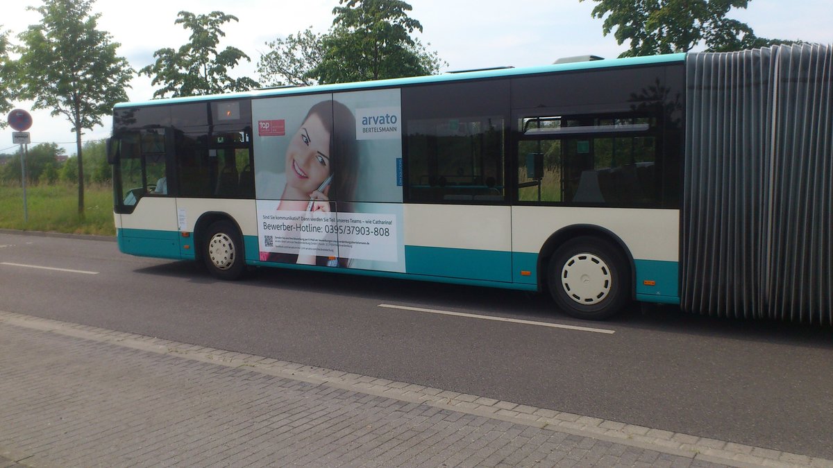 ....dann noch die linke Fahrzeugseite mit der Werbung von Arvato die händeringend Personal suchen wie viele firmen der Region 
.....warum dieser Citaro die Werbung erhalten hat verstehe ich zwar nicht weil er ja bis vor kurzem ja noch die Werbung vom Güterbahnhof hatte und NB SW 581 zur zeit keine Werbung hat