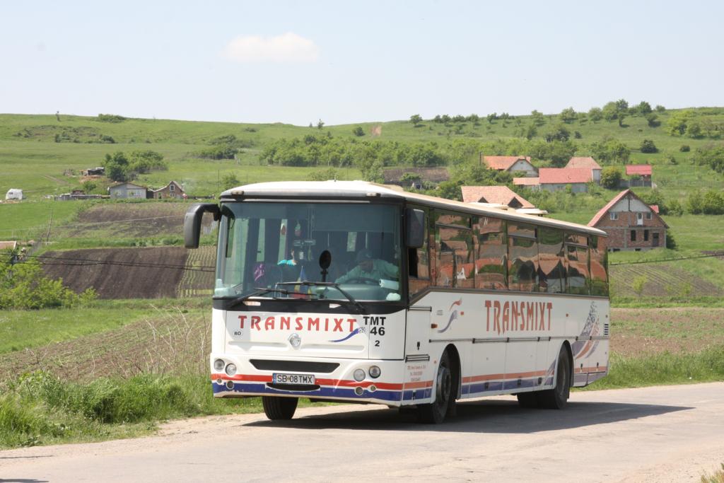 Dieser IVECO Bus hielt am 19.5.2015 am Bahnhof Mandra in Rum�nien. Er war offensichtlich im Liniendienst von Transmix im Einsatz.