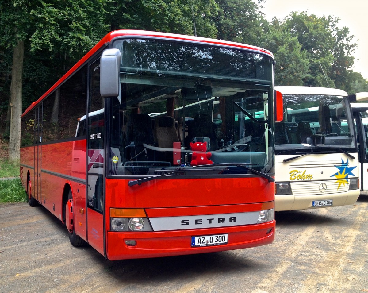 Dieser Setra S315 UL aus dem Kreis Alzey stand w�hrend eines Bundesligaspiels des 1.FCK auf einem Parkplatz und wartete auf seinen Einsatz.
