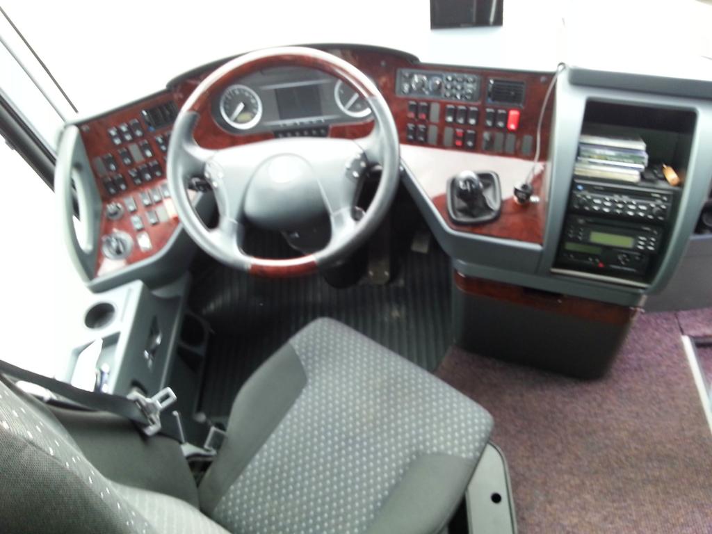 Fahrerarbeitsplatz im Setra 416 HDH von Gschwendner Reisen aus �sterreich.