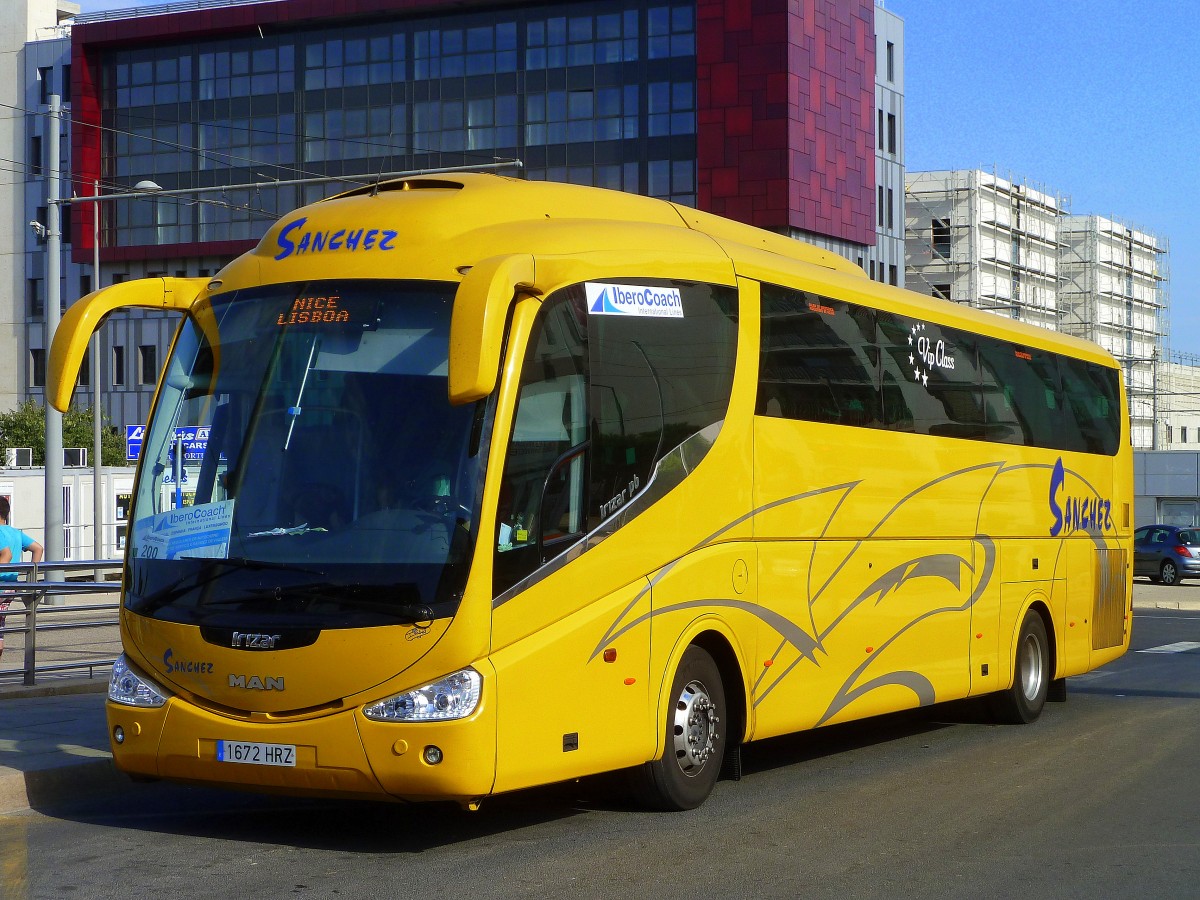 Frankreich, Languedoc-Roussillon, H�rault, Montpellier Sabines (an der Trambahn Linie 2): ein MAN Irizar pb auf der Fahrt von Nizza nach Lissabon. 22.08.2015 

