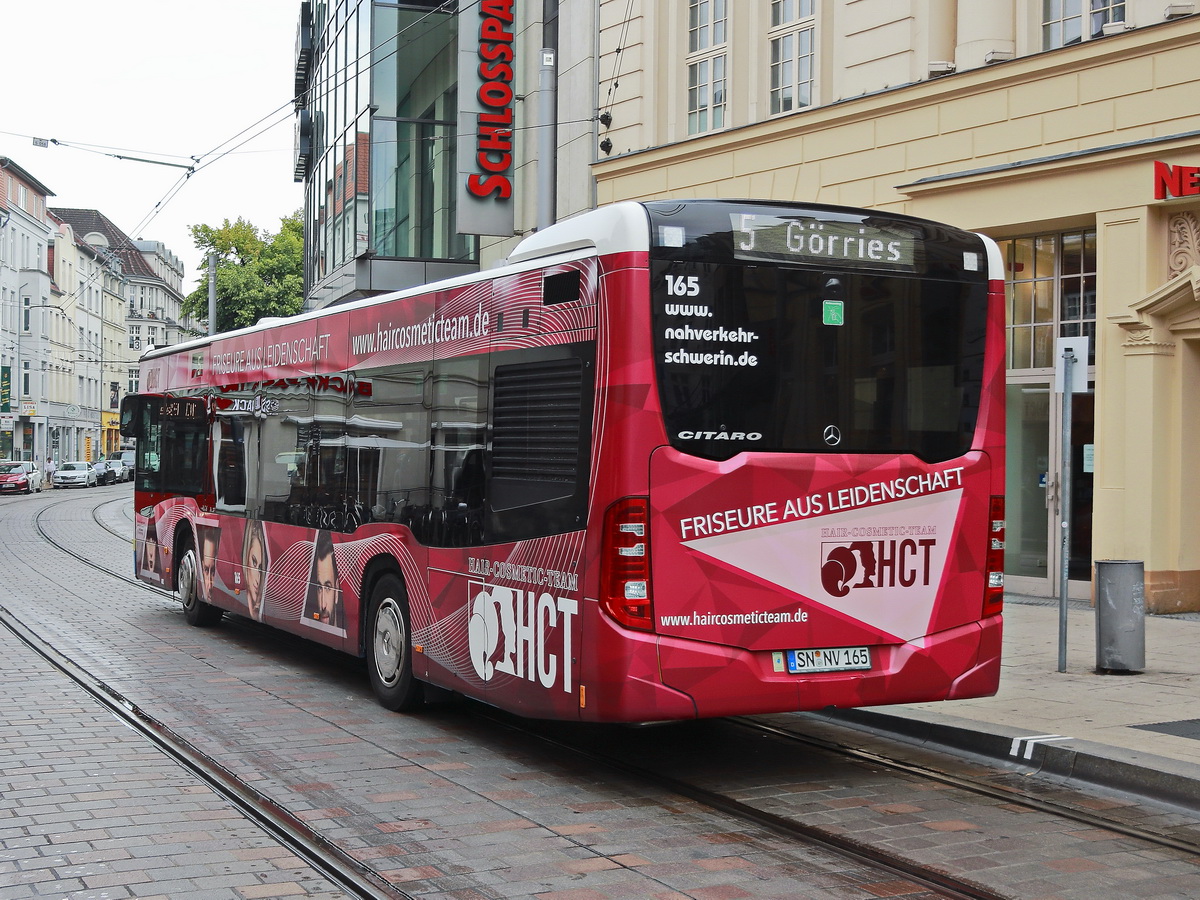 Heckpartie eines Mercedes Benz Citaro des Nahverkehr Schwerin GmbH mit Werbung f�r HairCosmeticTeam (Frieseure aus Leidenschaft) nach dem passieren des Marienplatz in Schwerie am 02. August 2019.. 