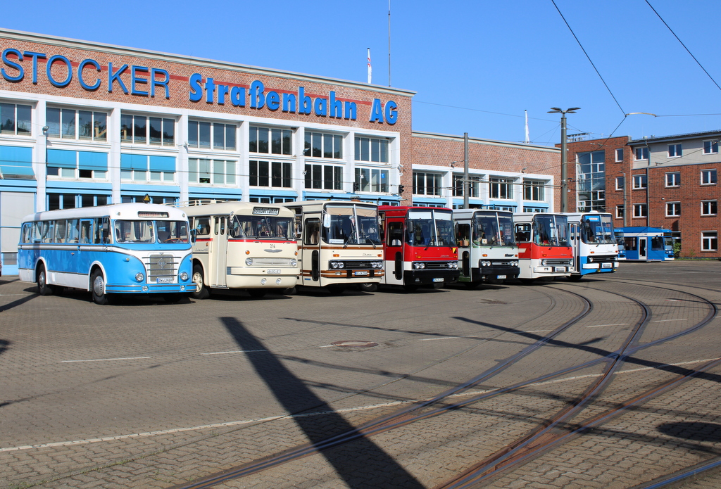 IFA und Ikarus Busse am Abend des 17.07.2021 bei der Rostocker Stra�enbahn AG.
